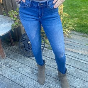 Hollister super skinny blue jeans embroidered design on back pockets  w27 L29